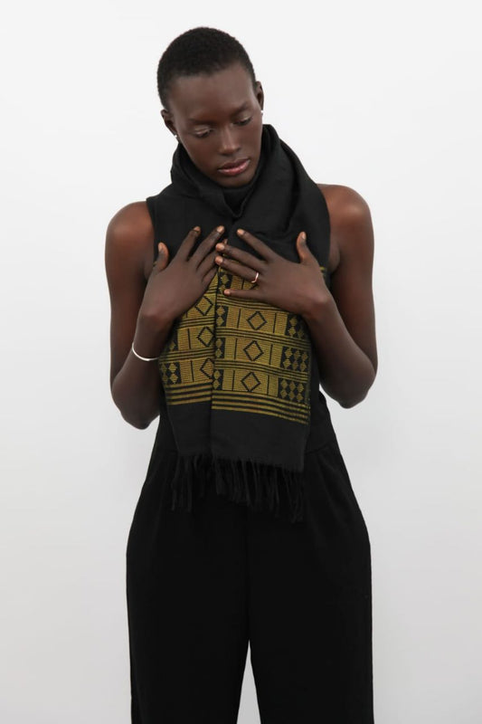 Écharpe en Pagne Tissé Manjak Noir/Doré : Artisanat Africain Authentique en Echarpe en pagne tissé Manjak artisanal africain - KaolackCreations