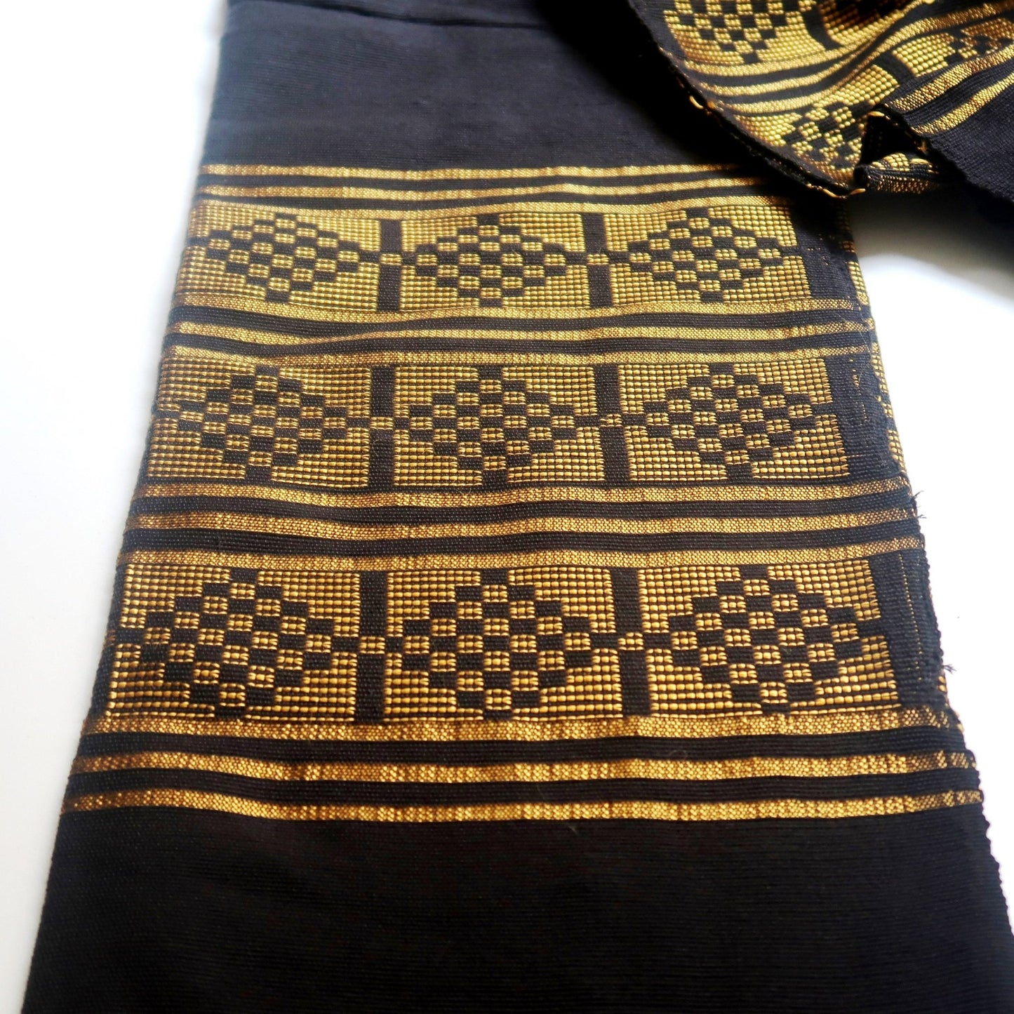 Écharpe en Pagne Tissé Manjak Noir/Doré : Artisanat Africain Authentique en Echarpe en pagne tissé Manjak artisanal africain - KaolackCreations