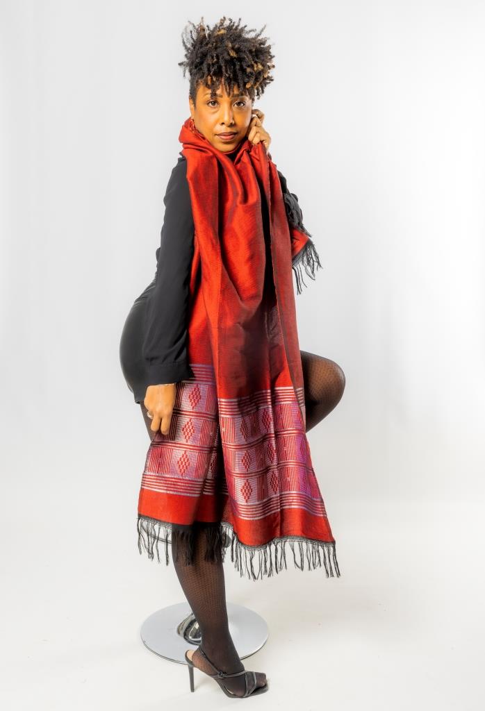 Écharpe-Étole Manjak rouge portée par une femme – tissage Manjak artisanal