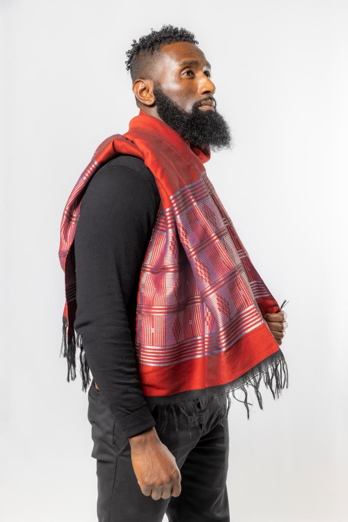 Franges et finitions de l’écharpe-étole Manjak rouge – coton tissé main