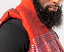 Écharpe-Étole Manjak rouge portée en style mixte – création Kaolack Créations