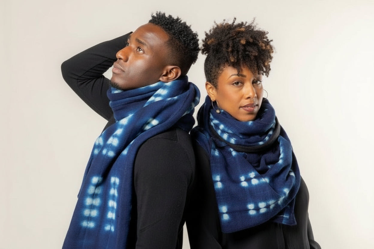 Écharpe indigo galâ / lépi tissée au Mali portée par un homme et une femme – motifs indigo ponctués
