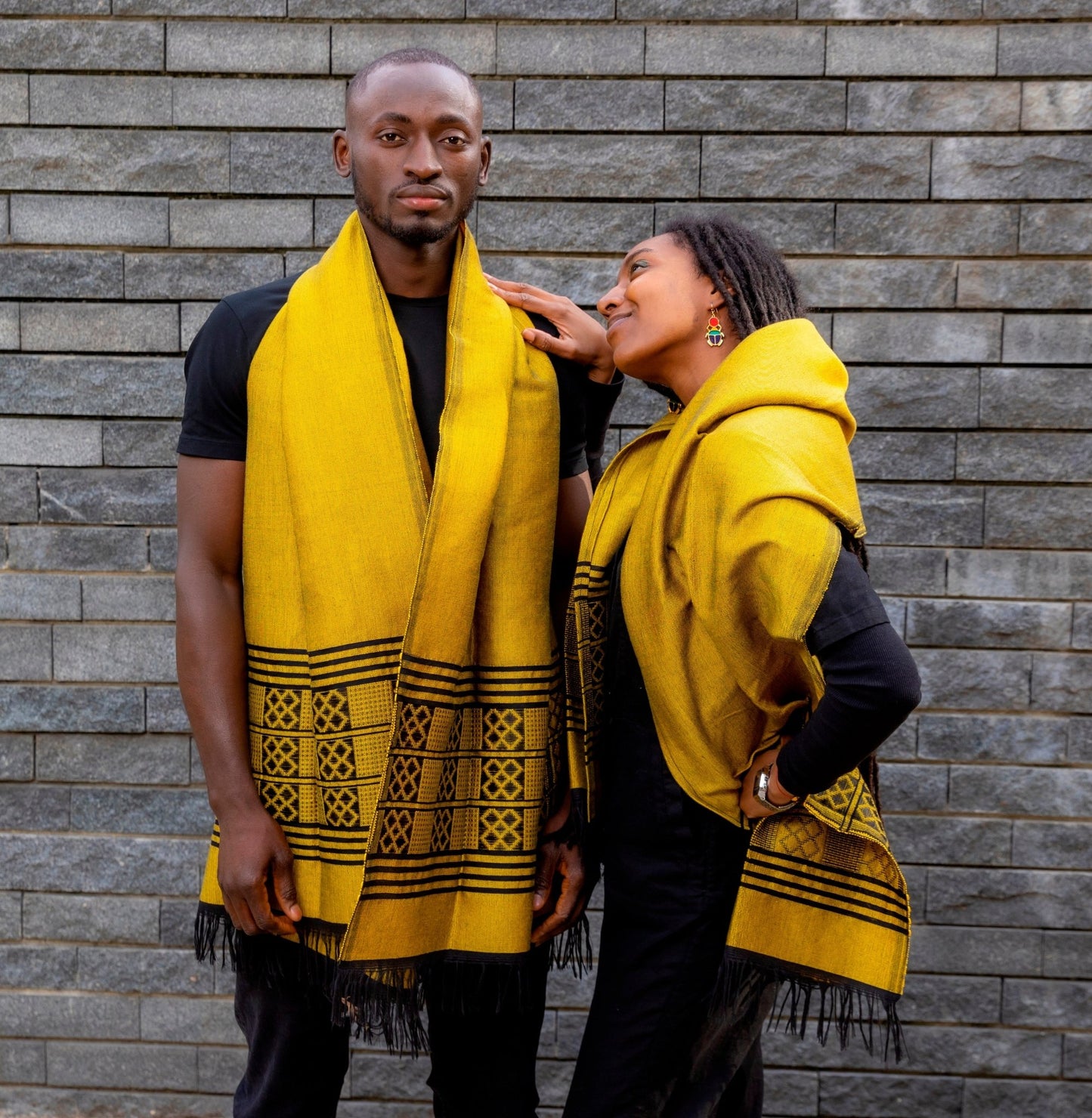 Écharpe en pagne tissé Manjak jaune 100 % coton, portée autour du cou elle et lui mode africaine