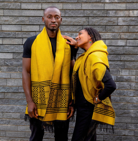 Écharpe en pagne tissé Manjak jaune 100 % coton, portée autour du cou elle et lui mode africaine