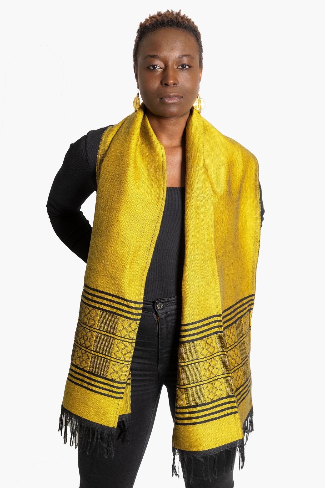 Écharpe pagne Manjak jaune, coton tissé main, portée par une femme, franges noires by kaolack creations