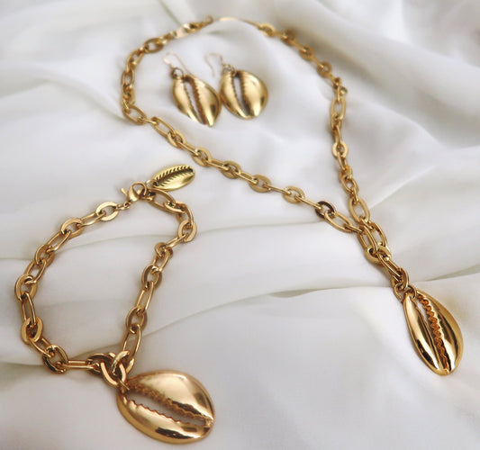 Ensemble Bijoux Cauri Doré à Gros Maillons en Acier Inoxydable - Qualité et Durabilité Assurées en ensemble bijou cauri doré acier inoxydable artisanal africain - KaolackCreations