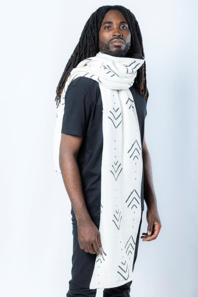 Étole Kaarta en bogolan blanc/noir doublée polaire – mode africaine