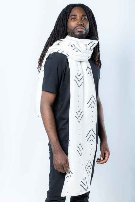 Étole Kaarta en bogolan blanc/noir doublée polaire – mode africaine