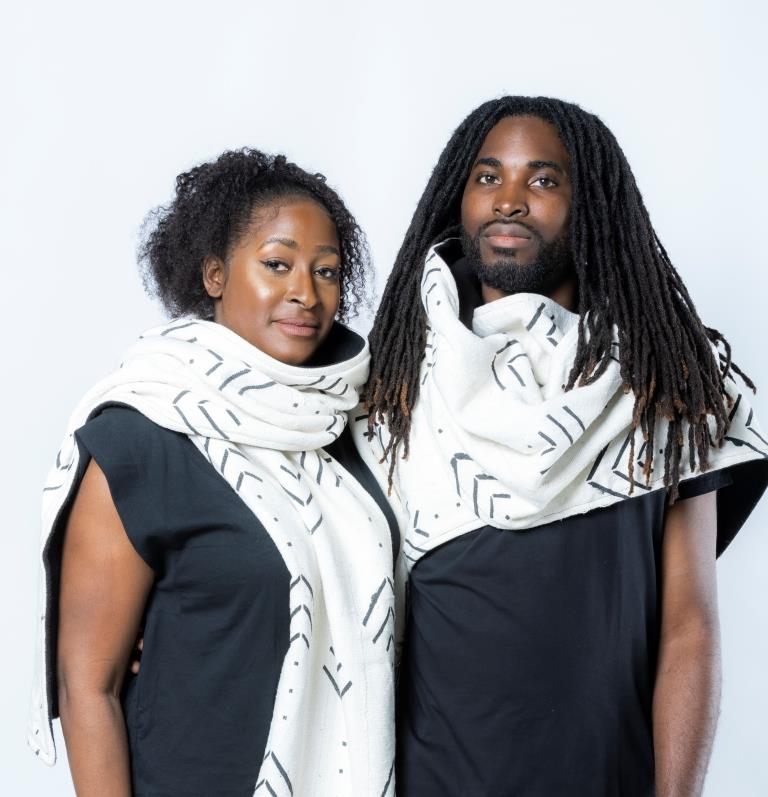 echarpe bogolan portée par un homme et par une femme pagne africain