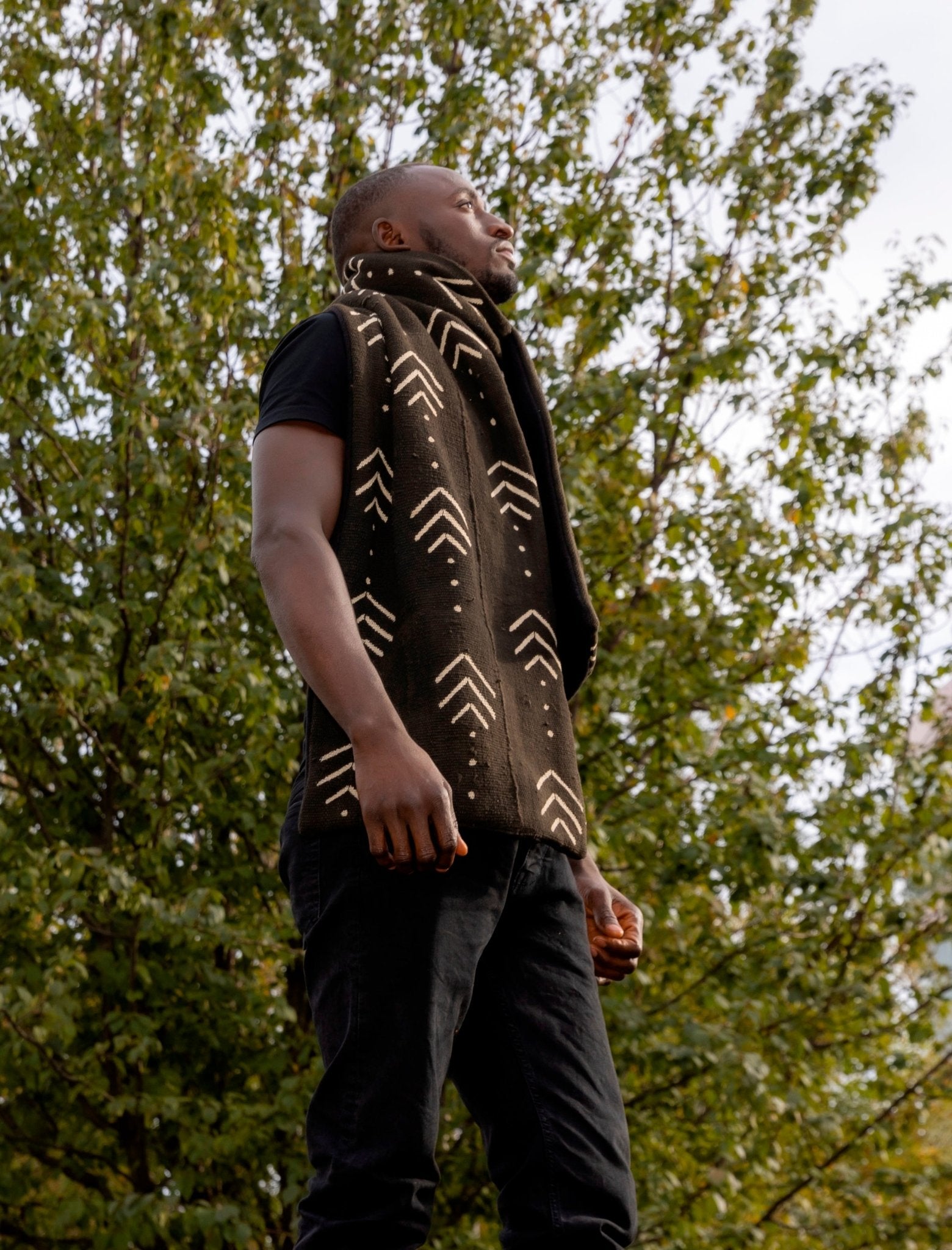 Étole en bogolan noir à motifs blancs portée par un homme – coton tissé main du Mali KaolackCreations