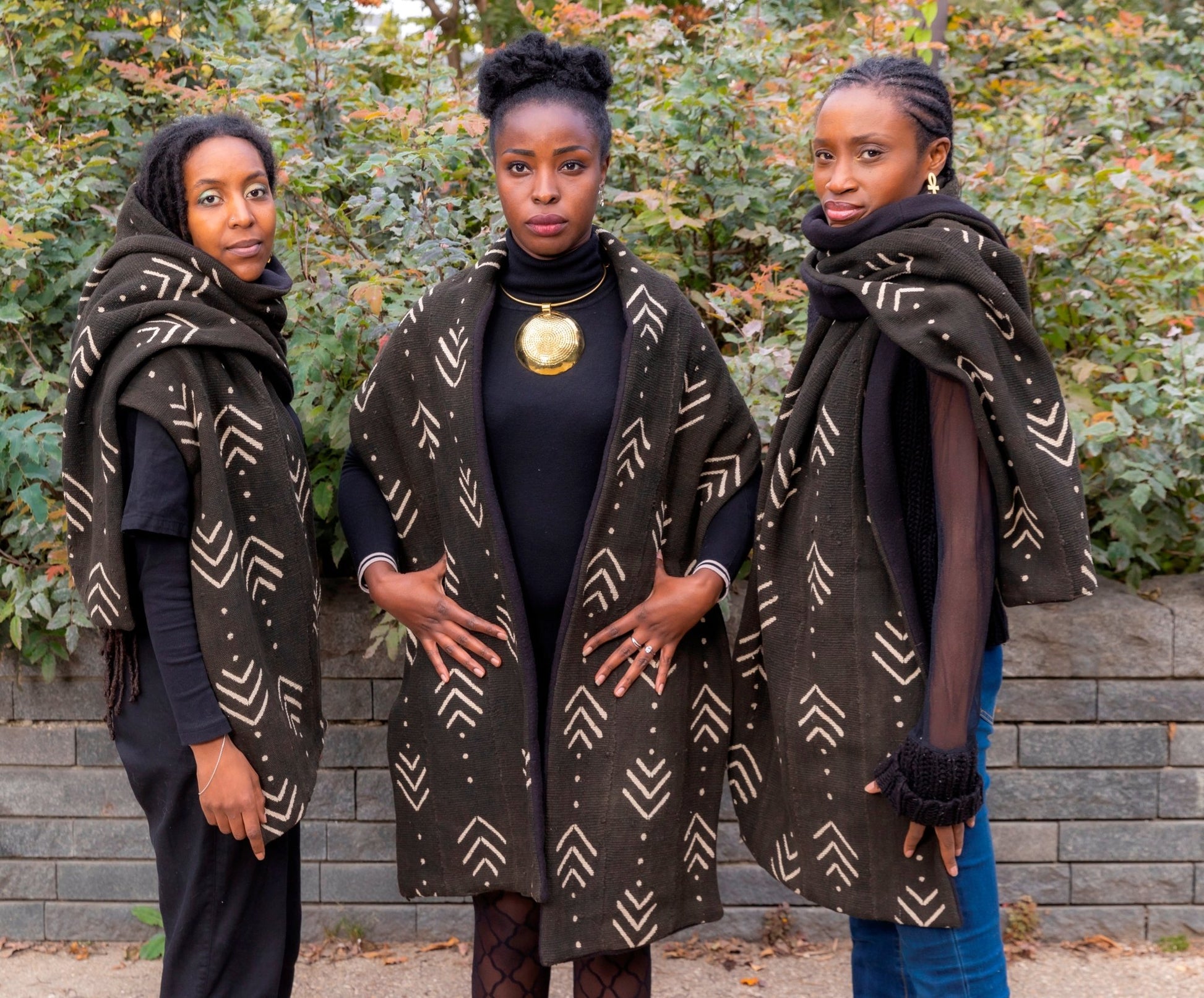 Étole africaine en bogolan noir et blanc du Mali, doublée polaire, mixte et artisanale – Kaolack Créations