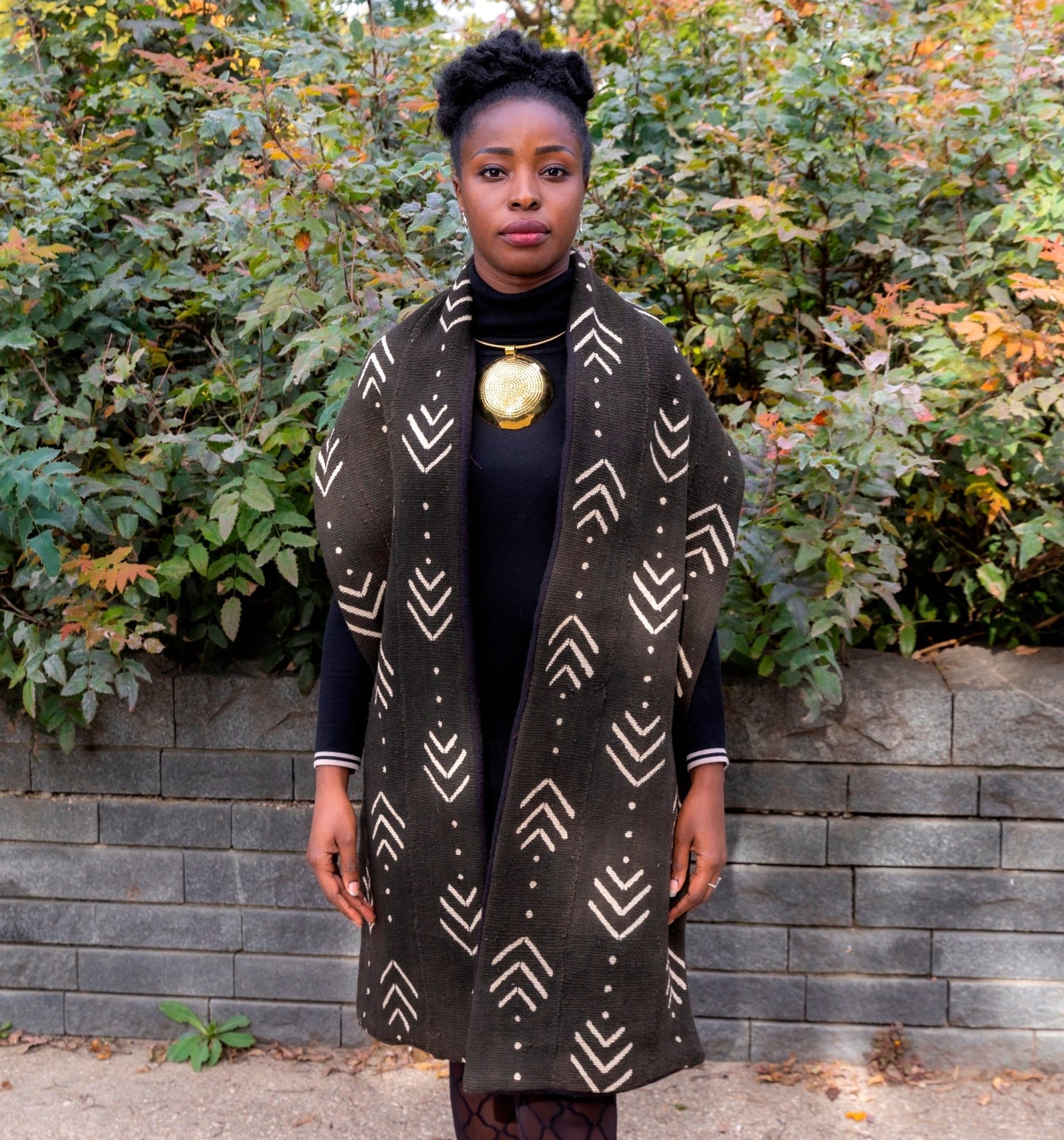 Écharpe africaine en bogolan noir/blanc portée par une femme – mode africaine