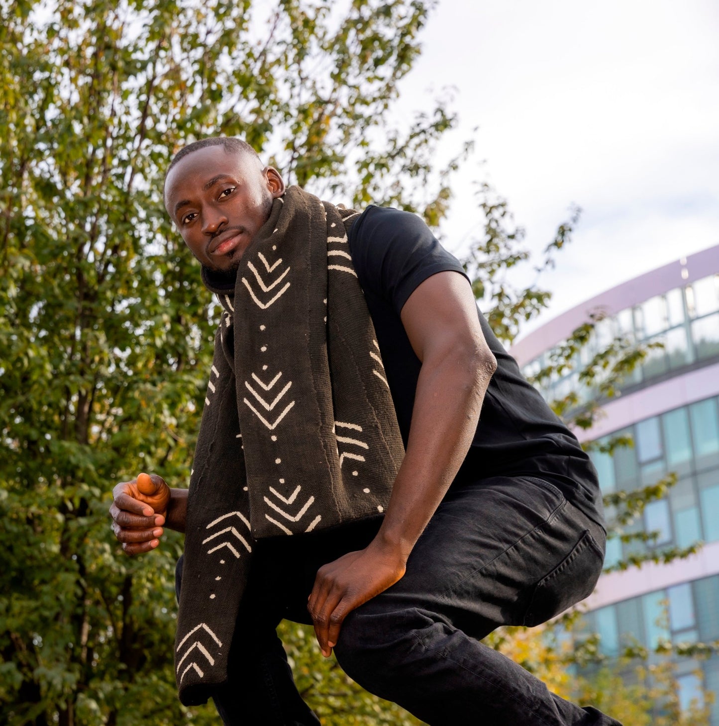 Étole en bogolan noir à motifs blancs portée par un homme – coton tissé main du Mali