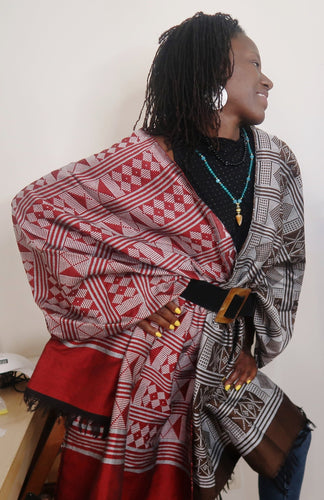 Étole de Luxe en Pagne Tissé Manjak rouge (Mixte) – Édition Très Limitée en Echarpe Etole Manjak de luxe artisanal africain - KaolackCreations