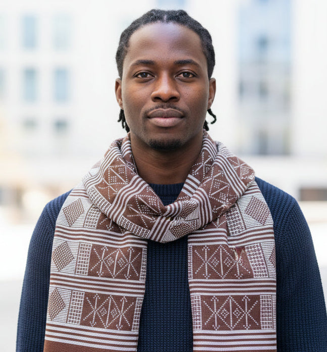 Détail motifs blancs traditionnels du pagne tissé Manjak marronKaolackCreations