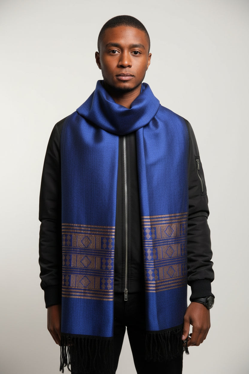 écharpe africaine bleue portee par un jeune homme mode africaine kaolack creation fashion