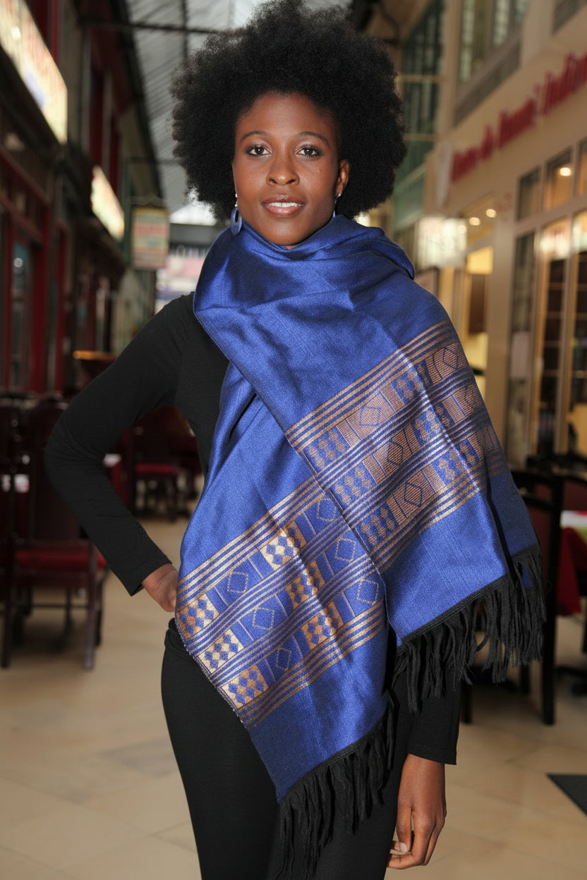 Femme portant une étole Manjak bleue et dorée tissée main en coton, pagne manjak traditionnel