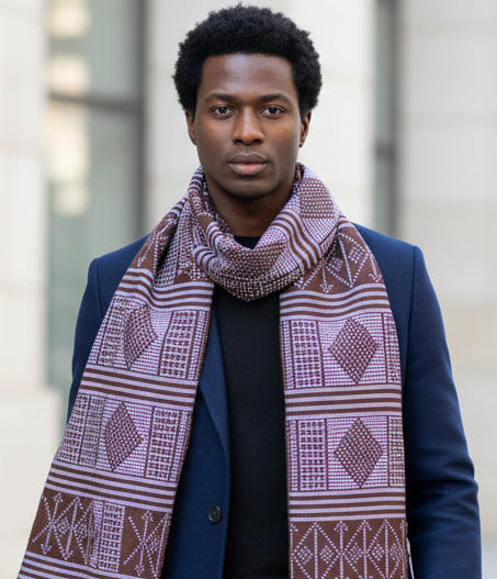 Gros plan sur le tissage main de l'étole Manjak de Luxe marron – motifs géométriques blanc cassé