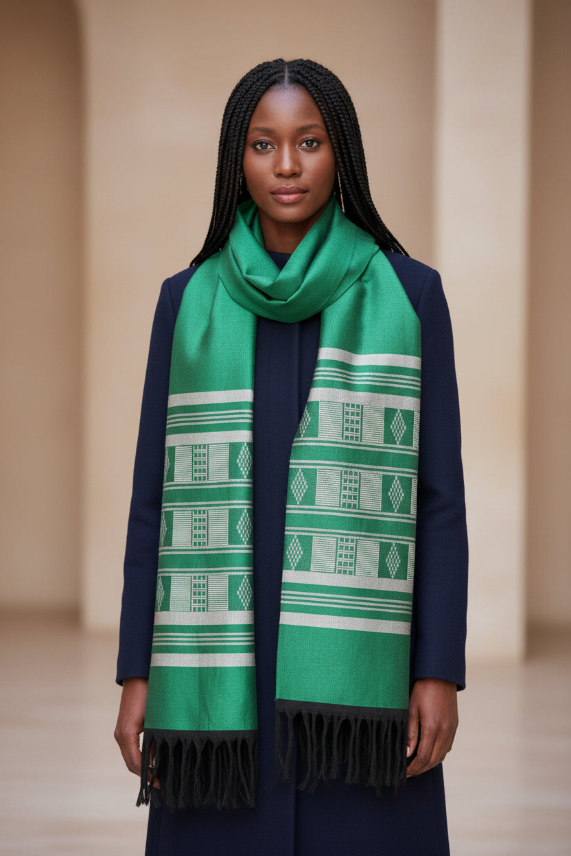 Écharpe-Étole Manjak verte portée – pagne tissé africain en coton fait main