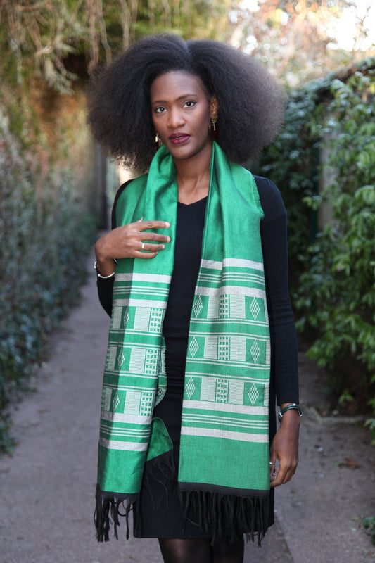 Écharpe-Étole Manjak verte portée – pagne tissé africain en coton fait main