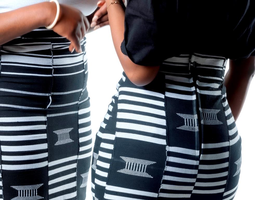 Jupe crayon en Kente Ashanti tissé – Taille haute, noir & blanc – Mode africaine artisanale en Jupe artisanal africain - KaolackCreations