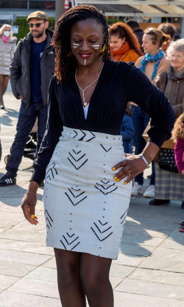 Jupe crayon "KAARTA" en véritable Bogolan tissé du Mali, coloris blanc motifs noirs en jupe crayon taille haute artisanal africain - KaolackCreations