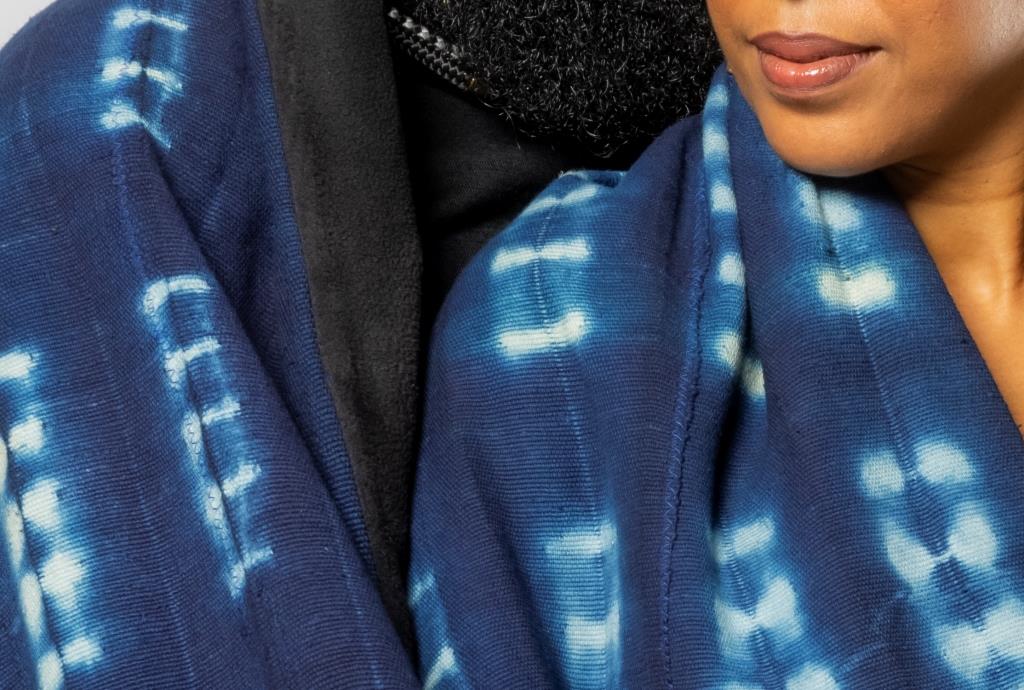 Écharpe indigo mixte, portée par un couple homme et femme mode africaine