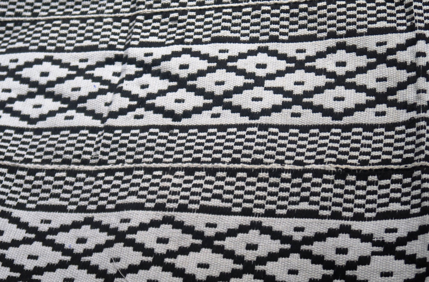 Pièce de Kente traditionnel "Yaa" tissé à la main Noir et blanc (Bonwere, Ghana) en Kente ou Kita, pièce à coudre artisanal africain - KaolackCreations