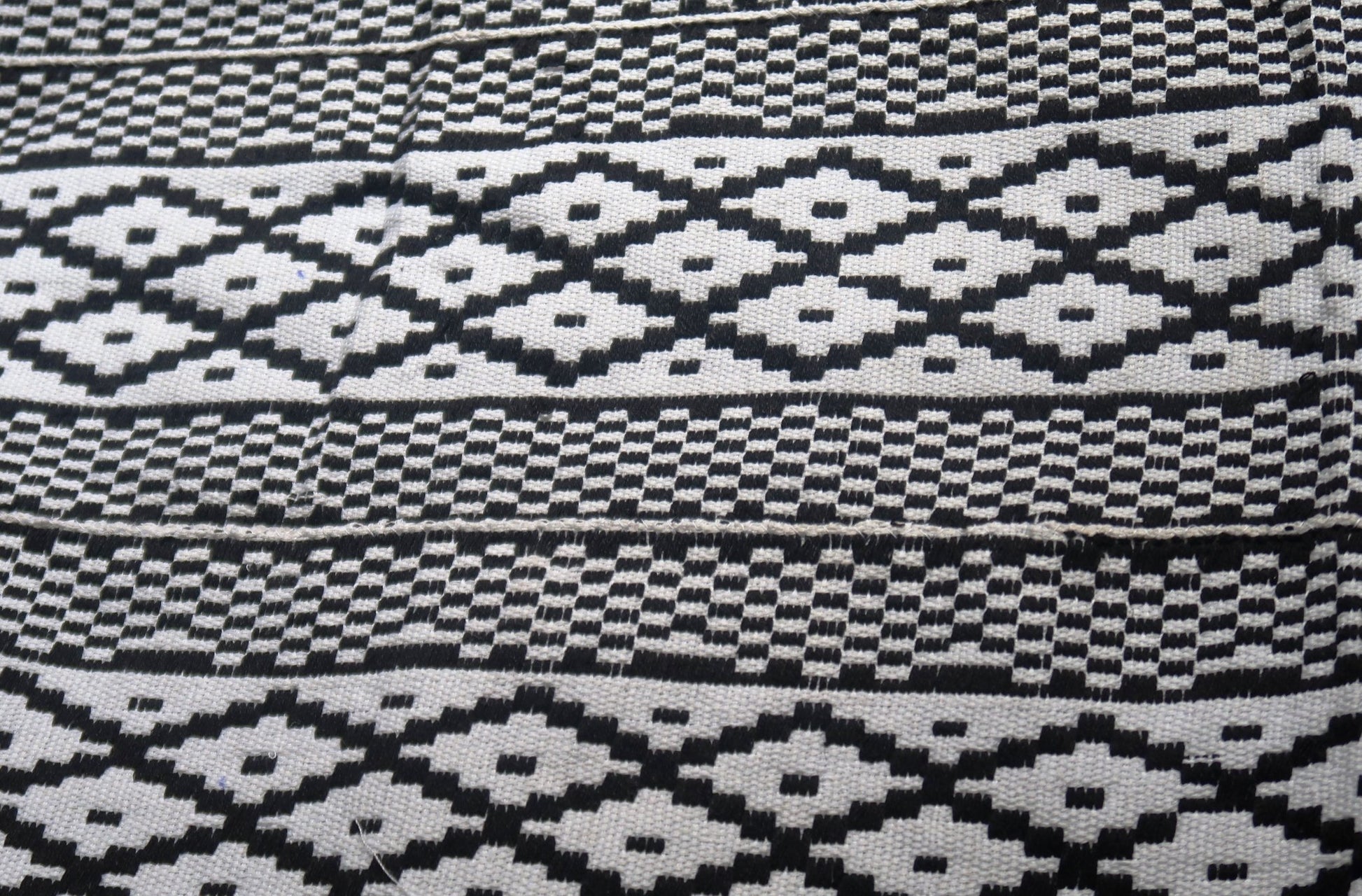 Pièce de Kente traditionnel "Yaa" tissé à la main Noir et blanc (Bonwere, Ghana) en Kente ou Kita, pièce à coudre artisanal africain - KaolackCreations