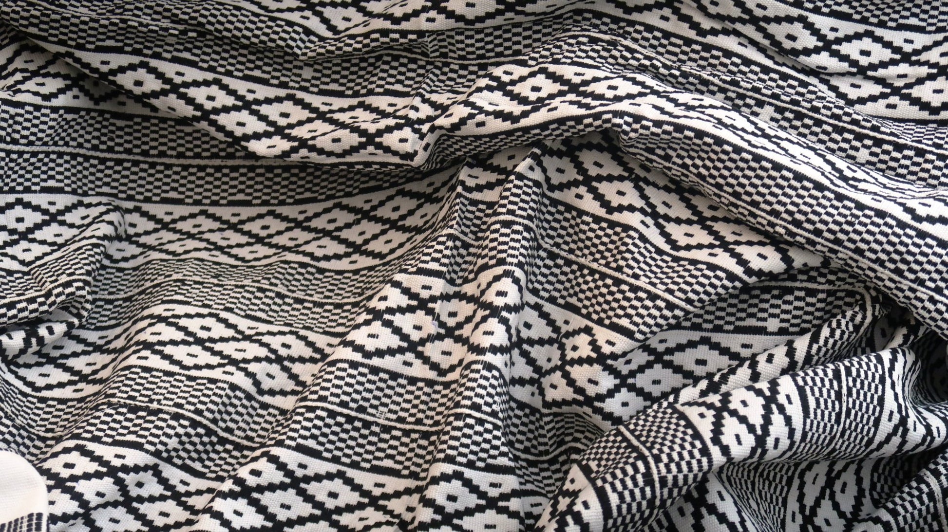 Pièce de Kente traditionnel "Yaa" tissé à la main Noir et blanc (Bonwere, Ghana) en Kente ou Kita, pièce à coudre artisanal africain - KaolackCreations