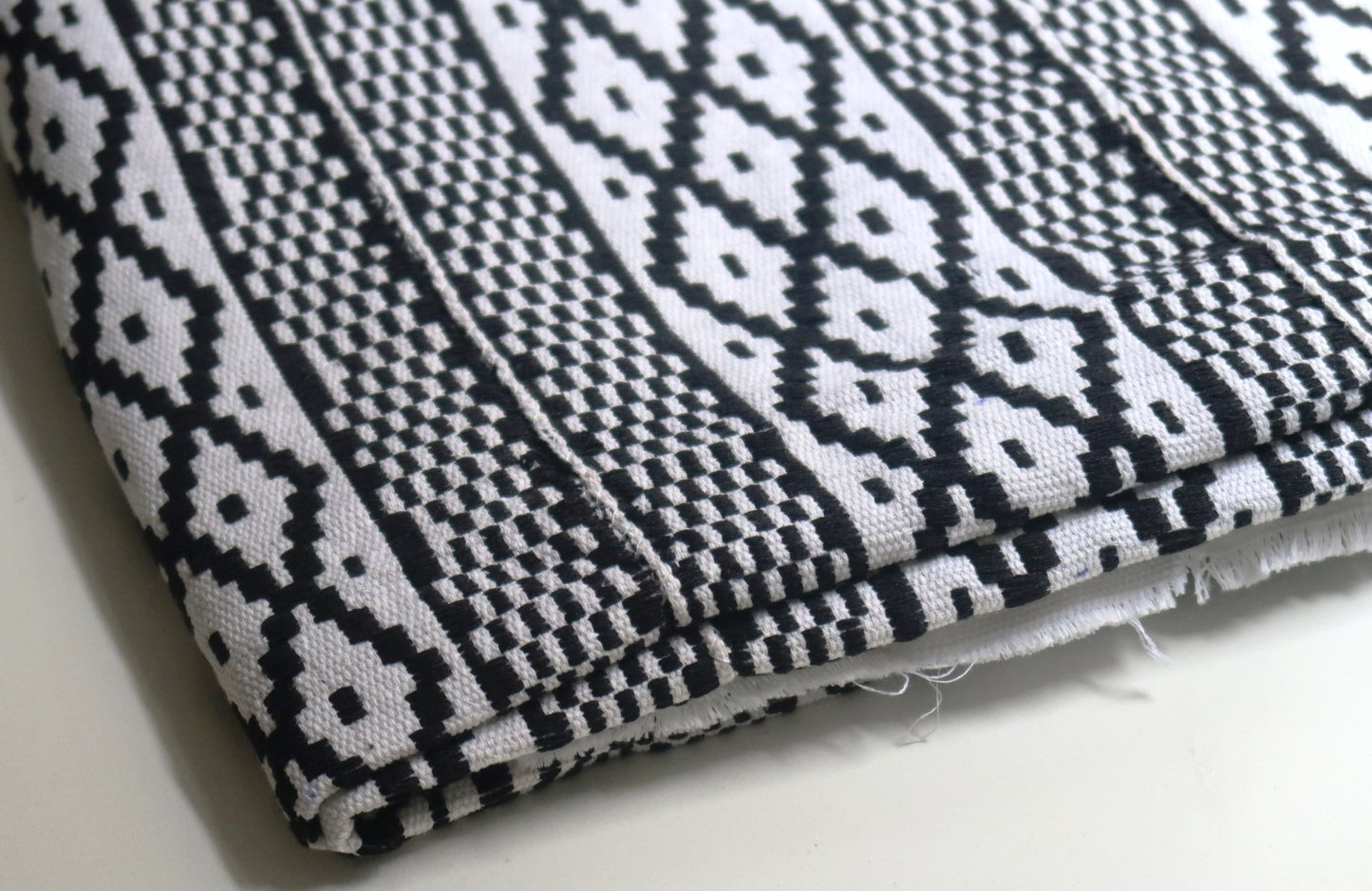 Pièce de Kente traditionnel "Yaa" tissé à la main Noir et blanc (Bonwere, Ghana) en Kente ou Kita, pièce à coudre artisanal africain - KaolackCreations