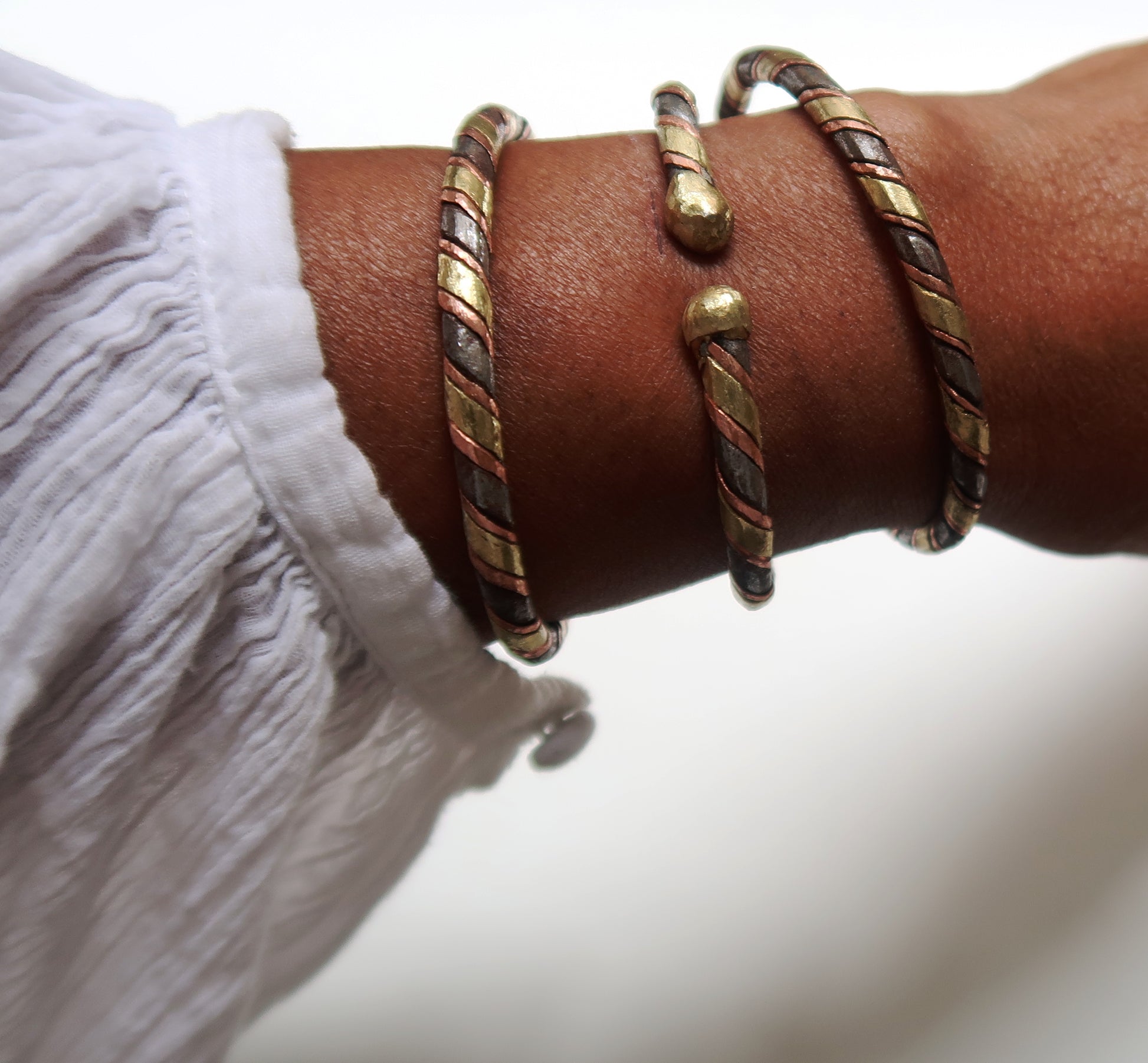 Bracelet Ndiakhass fin – accumulation de bracelets au poignet
