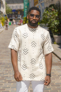 Photo de face d’une tunique homme en bogolan blanc, coton pur, style africain élégant