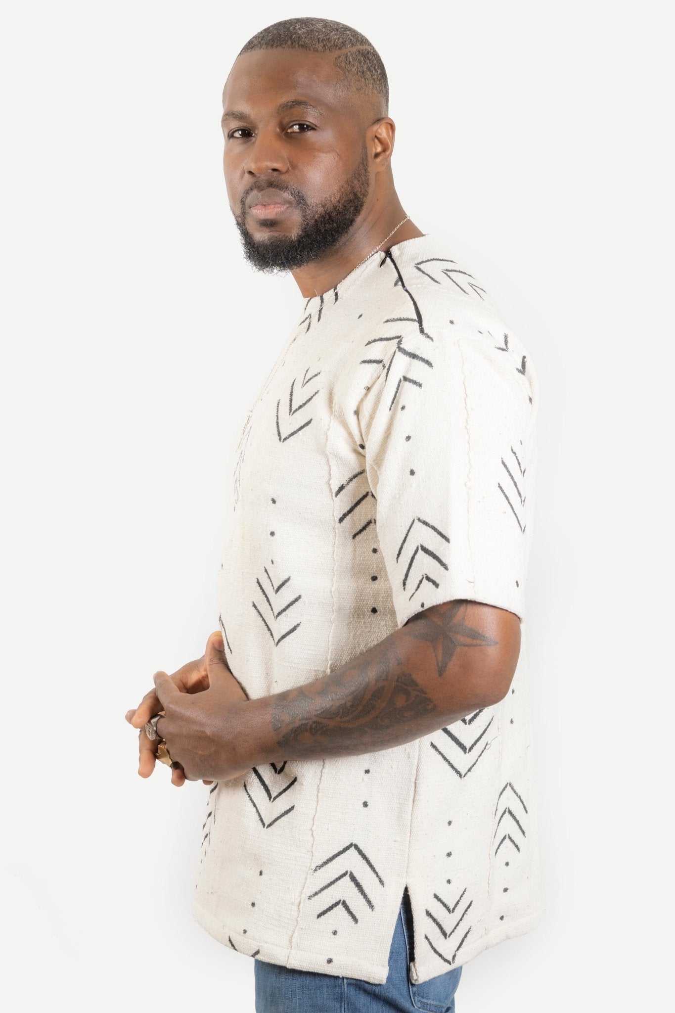 Tunique homme en bogolan – Élégance et sobriété – Collection Kaarta en tunique homme bogolan artisanal africain - KaolackCreations