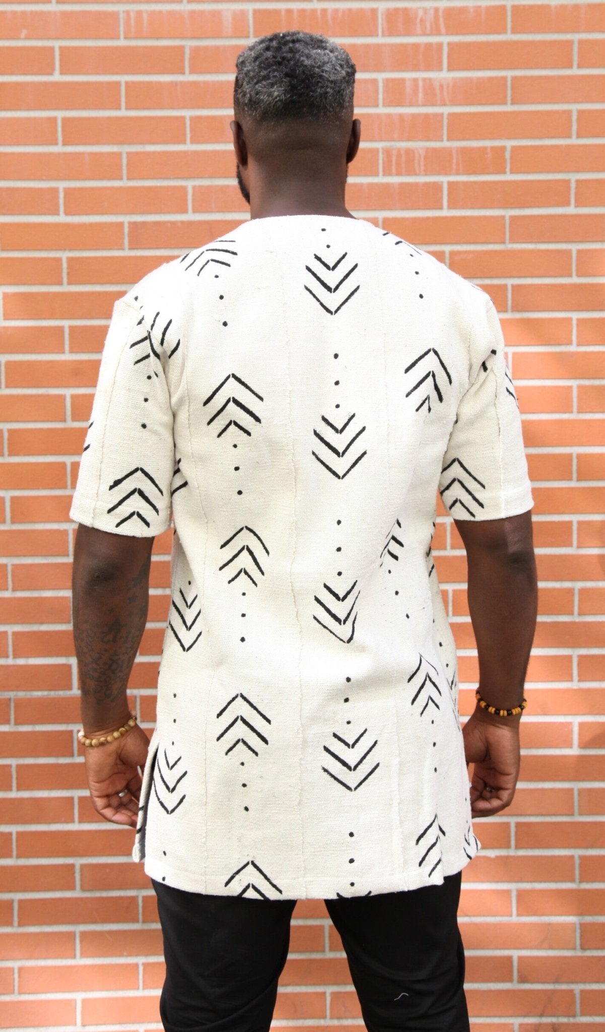 Tunique homme en bogolan – Élégance et sobriété – Collection Kaarta en tunique homme bogolan artisanal africain - KaolackCreations