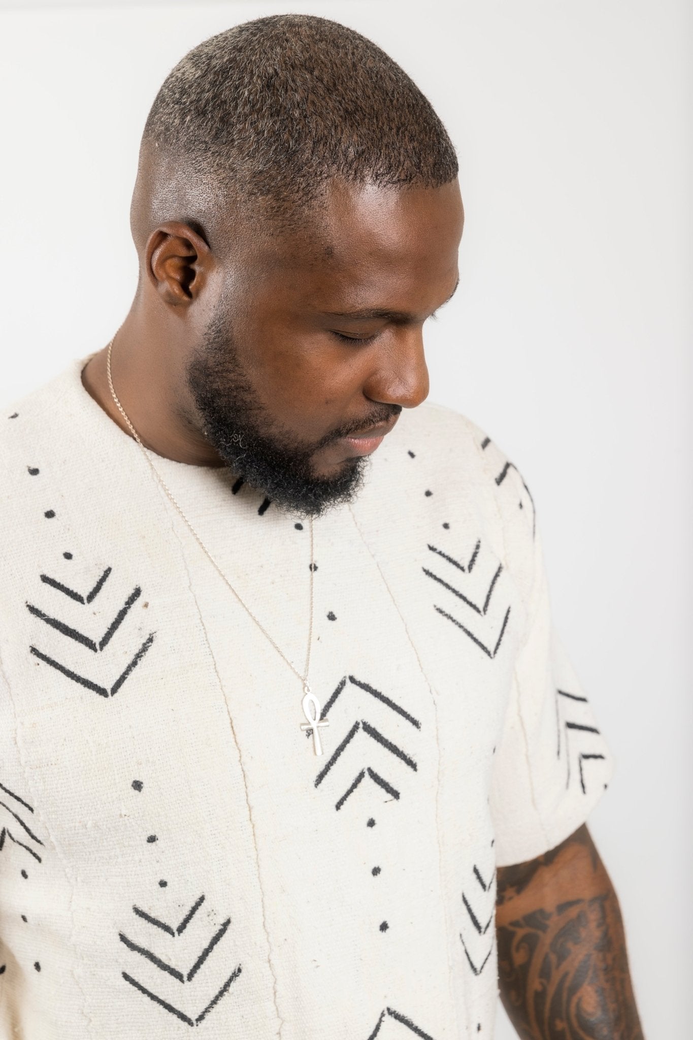 Tunique homme en bogolan – Élégance et sobriété – Collection Kaarta en tunique homme bogolan artisanal africain - KaolackCreations